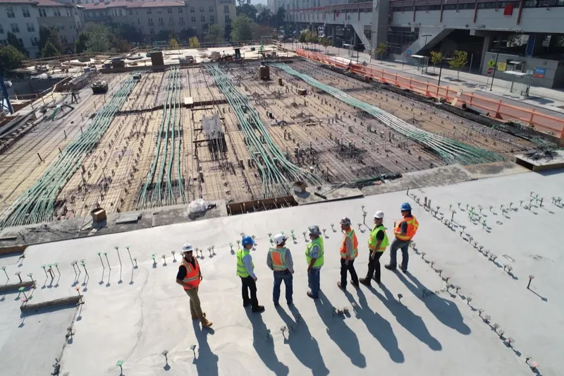 Bauarbeiter binden Bewehrungsstahl auf einer Rohbaustelle