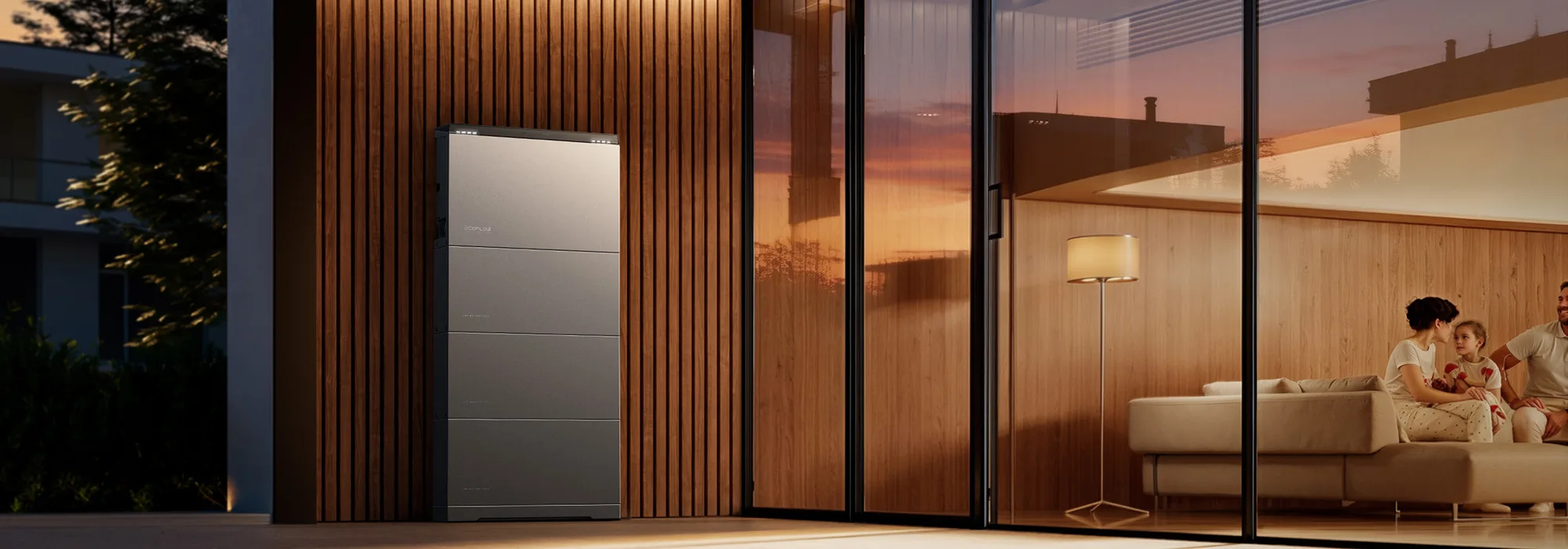 EcoFlow OCEAN 2 Heimspeicher an der Holzfassade eines modernen Wohnhauses am Abend