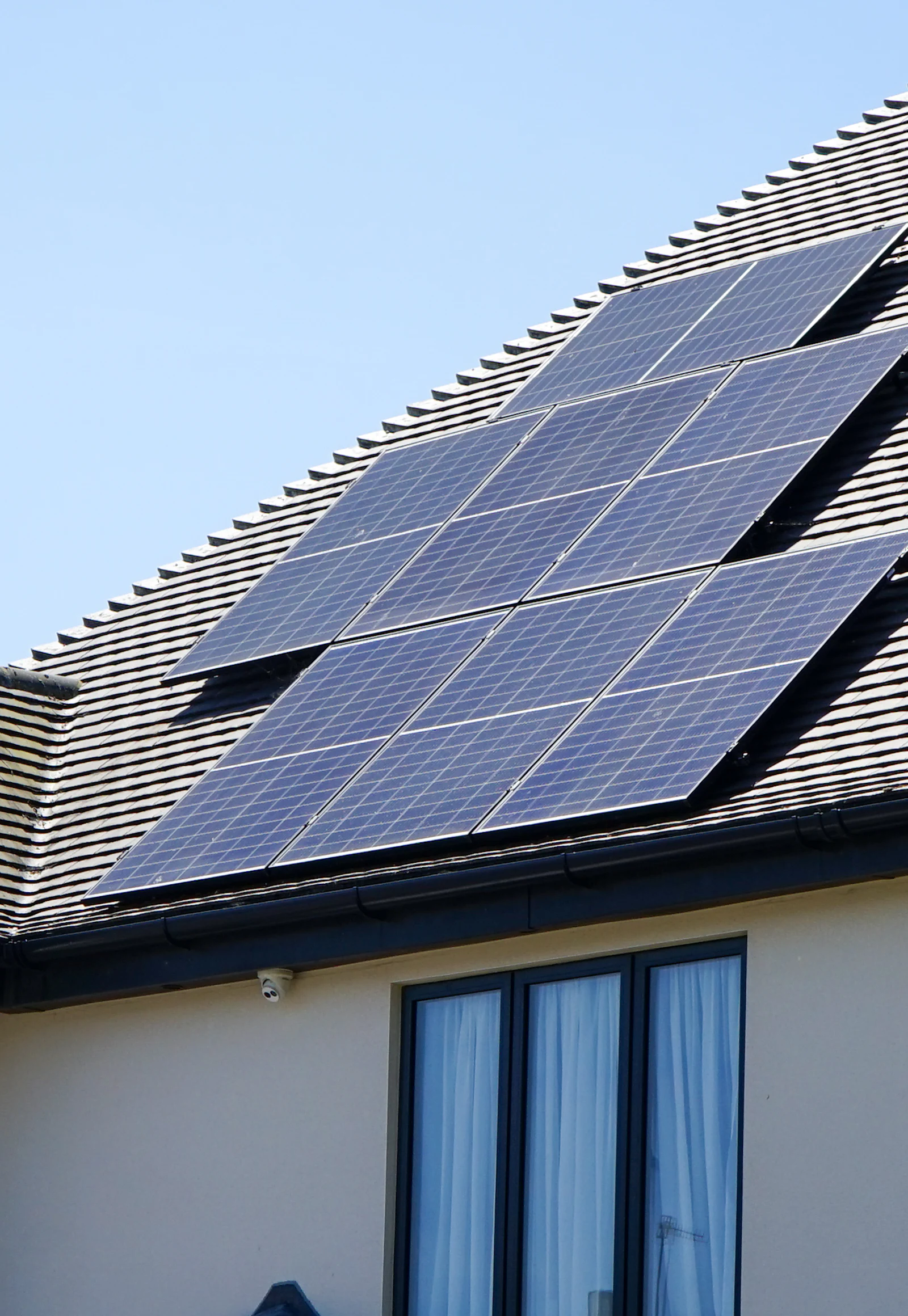 Wohnhaus mit Photovoltaikmodulen auf dem Satteldach